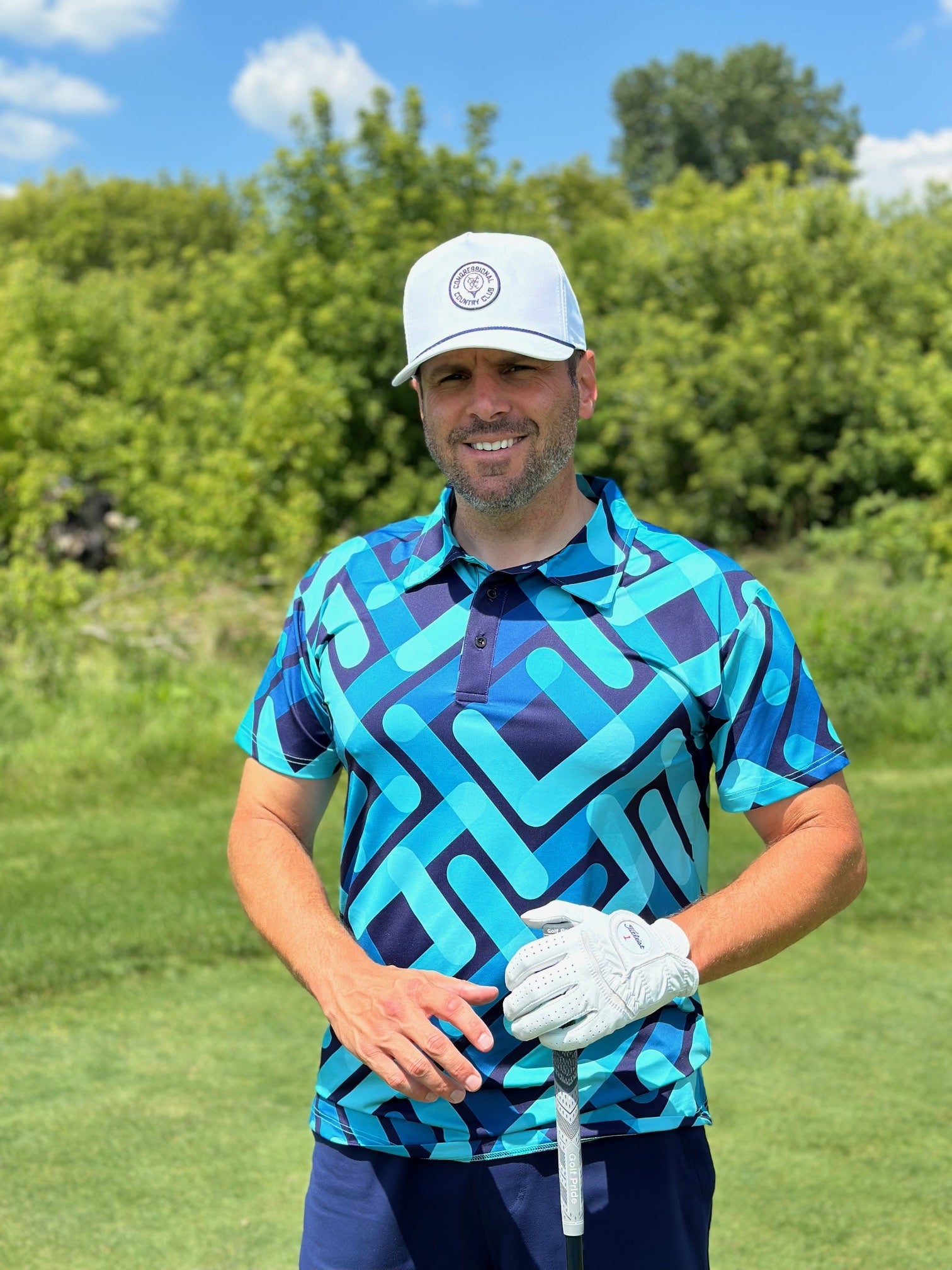 Independent Golf reviewer wearing the "course craze" golf shirt by KEA Golf on the golf course