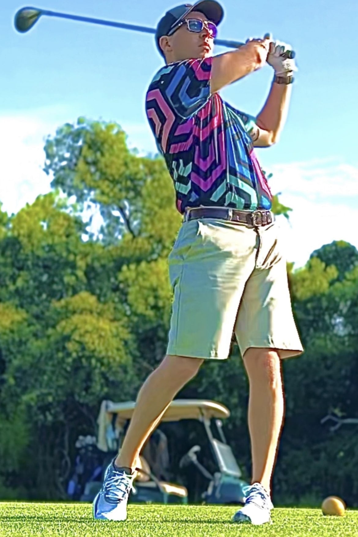 customer wearing the pink, blue, and black KEA Golf shirt "hex pro" 